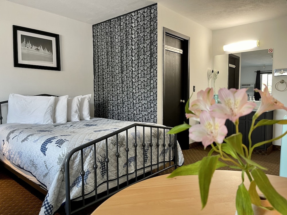 Chalet Motel Whitefish 24/64