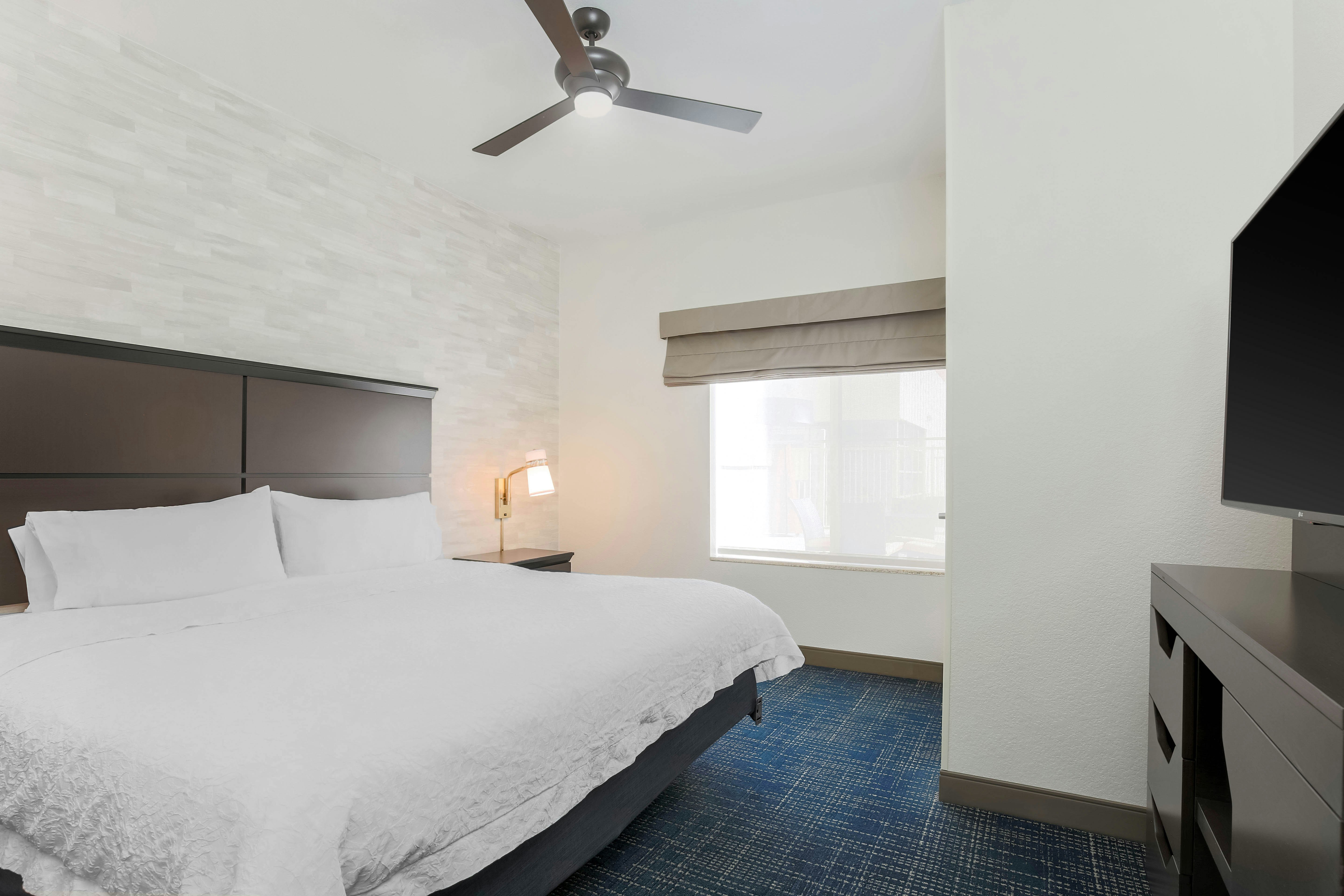 SUITE, KING BED, ACCESSIBLE