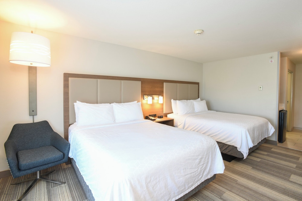 Suite, 2 Queen Beds, Accessible