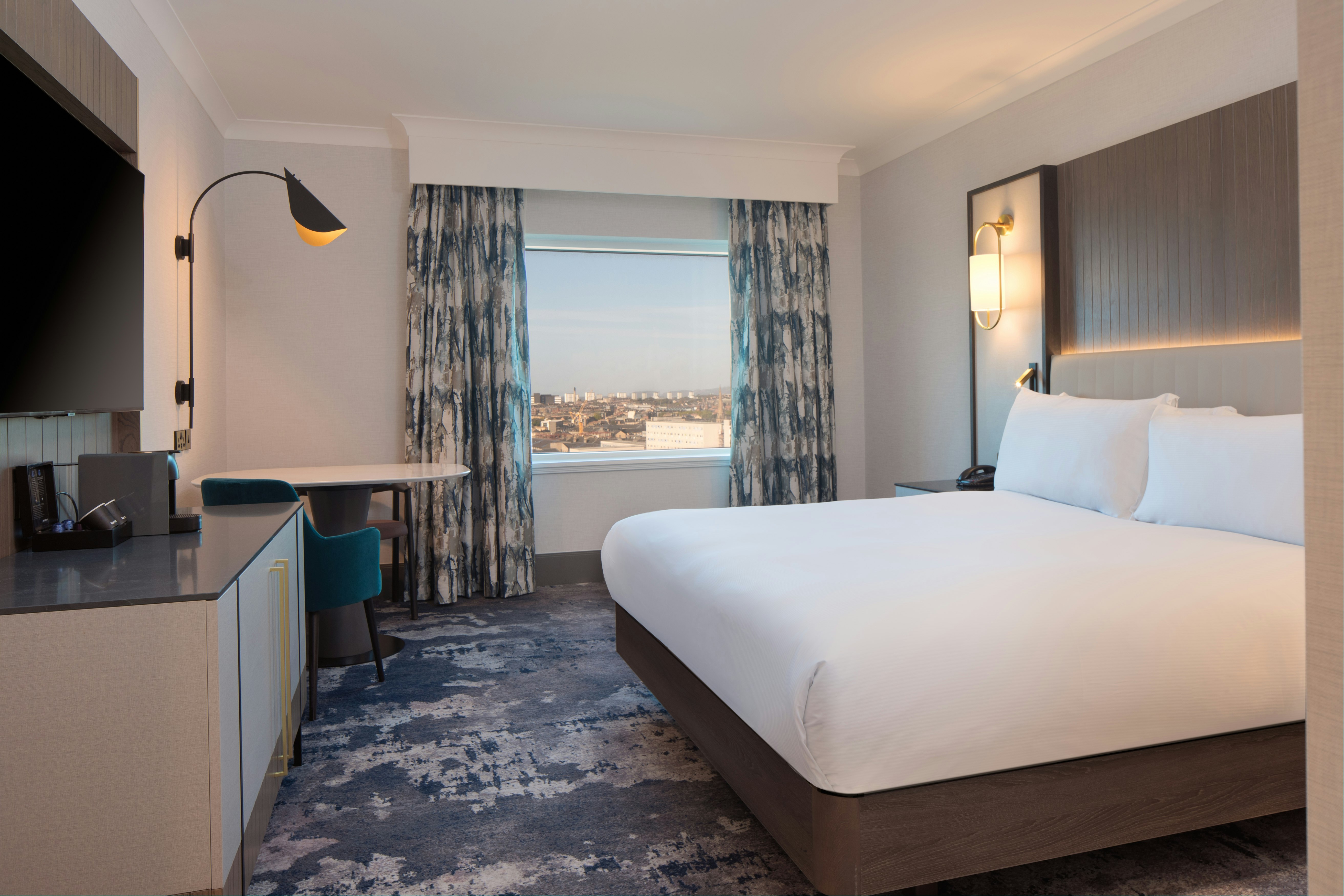 DELUXE, KING BED