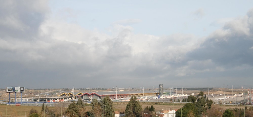 Hotel Tach Madrid Airport 56/59