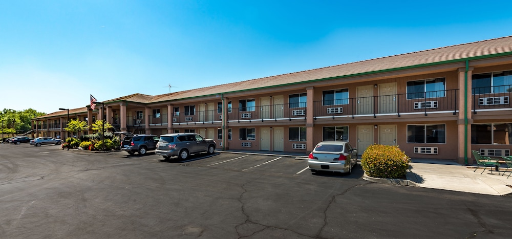 Edgewater Inn Reedley 3/31