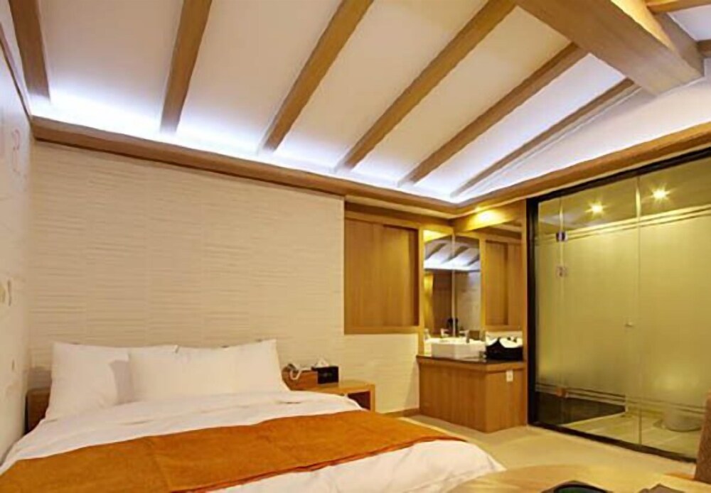 Orsay Hotel 7/38