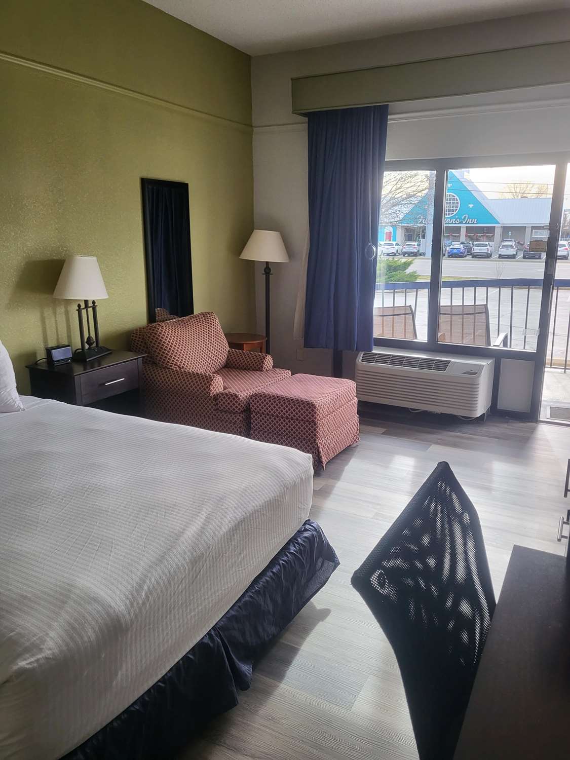 غرفة بسرير كوين