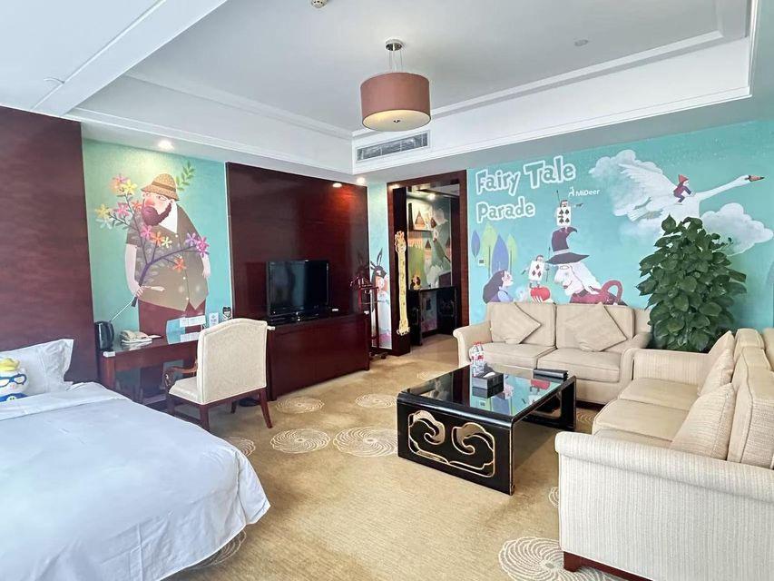Family Suite, Happy
