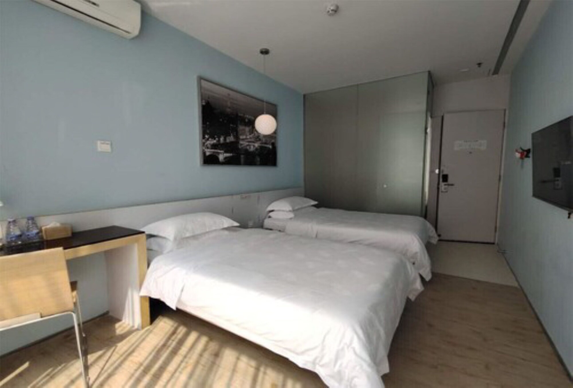 DELUXE, TWIN BEDS