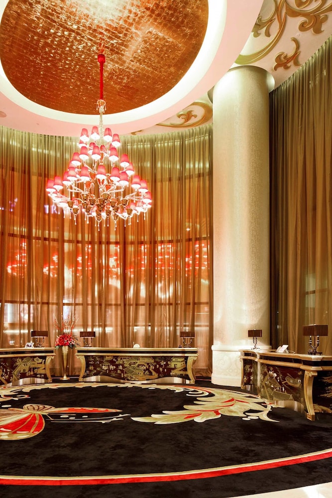 The Trans Luxury Hotel 55/73