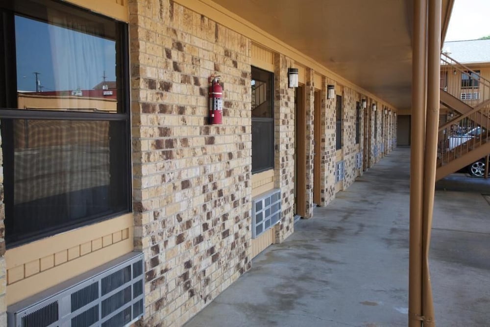 Coach Light Inn Brenham 3/37