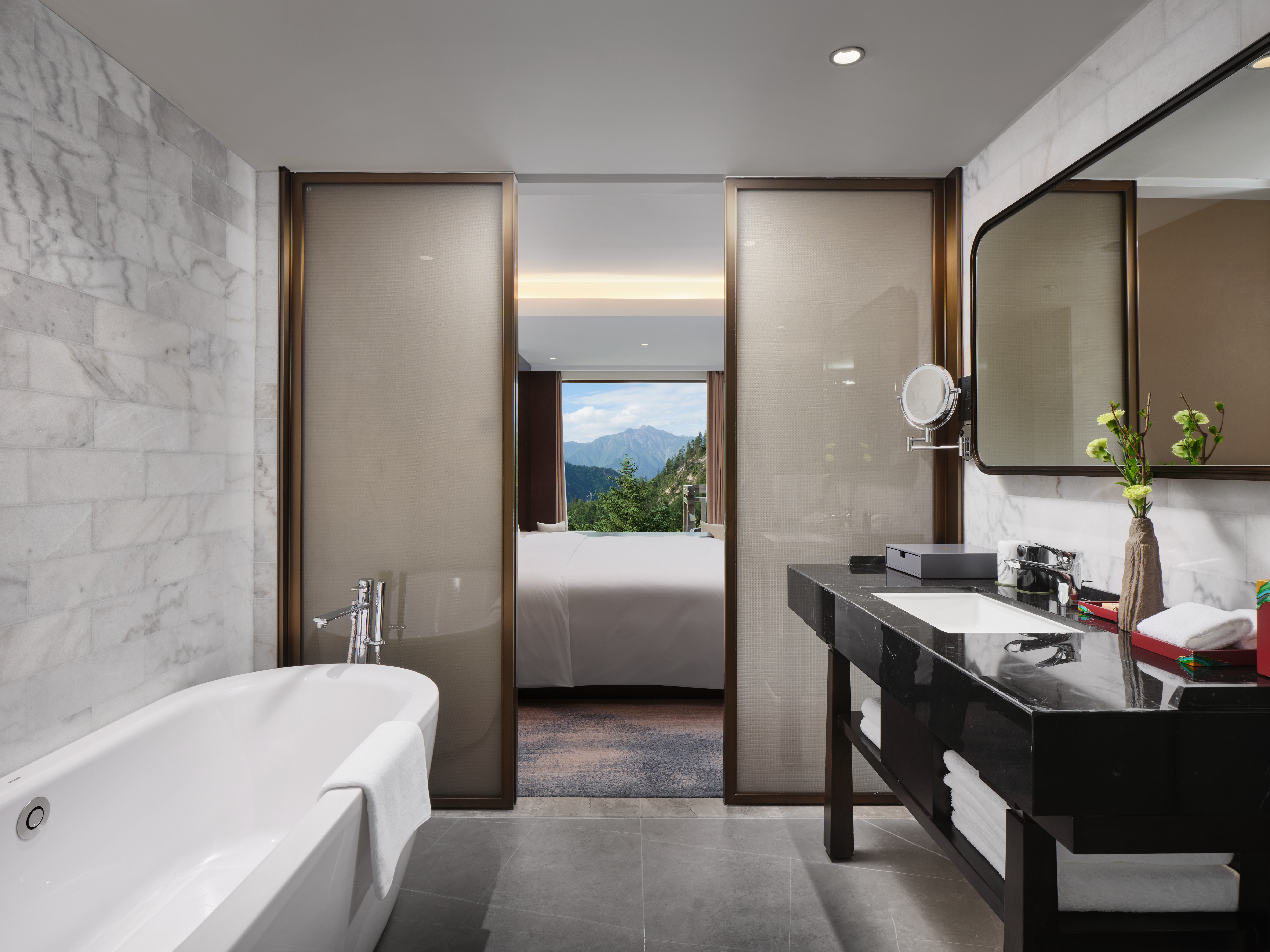 غرفة بريميوم بسرير كينج بإطلالة على الجبل بشرفة، Intercontinental Jiuzhai Paradise 2/2