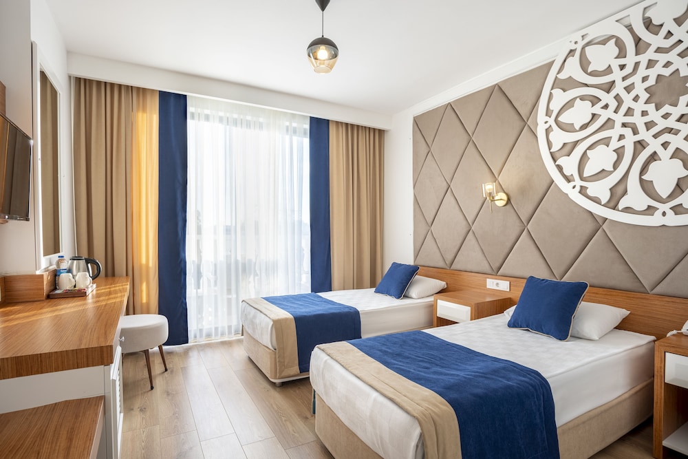 DELUXE, DOUBLE BED, RIVER VIEW