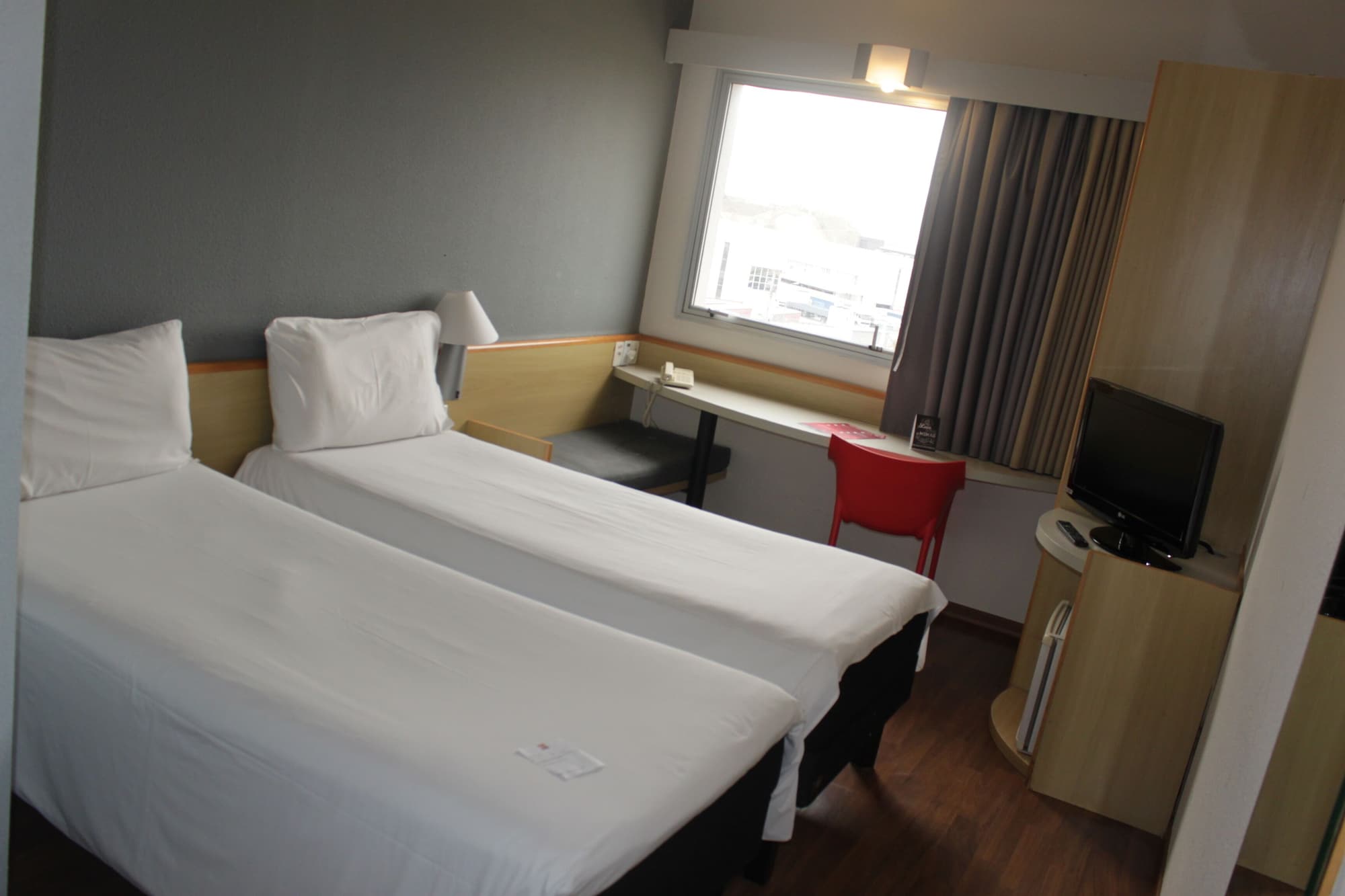 غرفة قياسية بسريرين منفصلين
