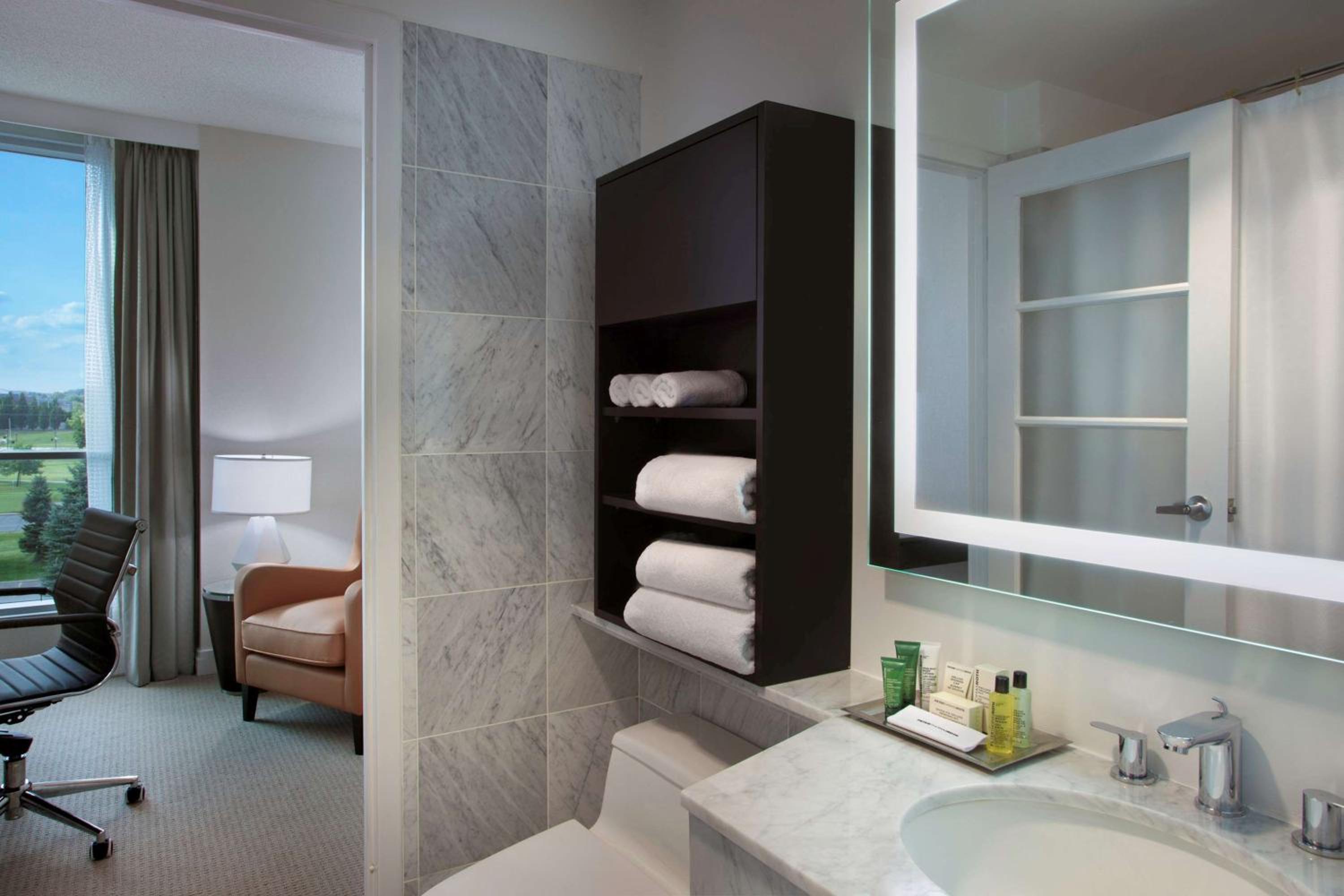 جناح ديلوكس بسرير كينج بغرفة نوم واحدة مع أريكة بمطبخ، Hilton Toronto Markham Suites Conference Centre Spa 3/4
