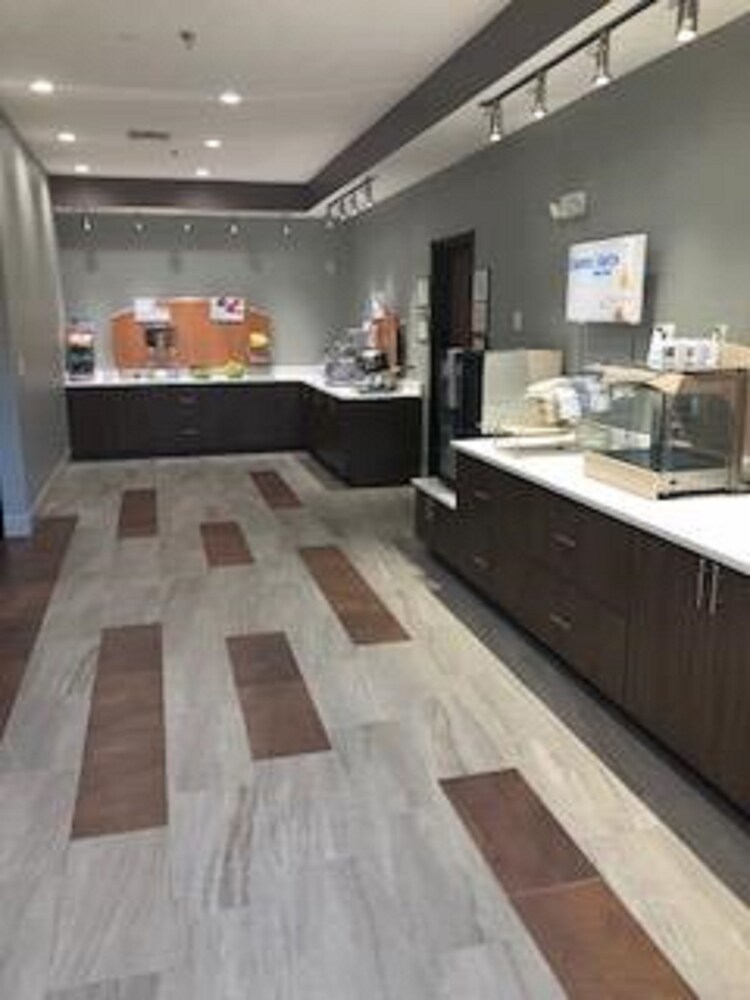 Holiday Inn Express Hotel Suites Ennis 7/70