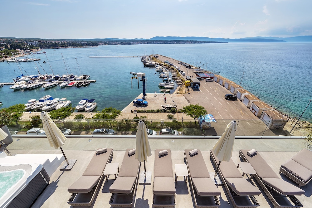 Riva Luxury Hotel 64/69