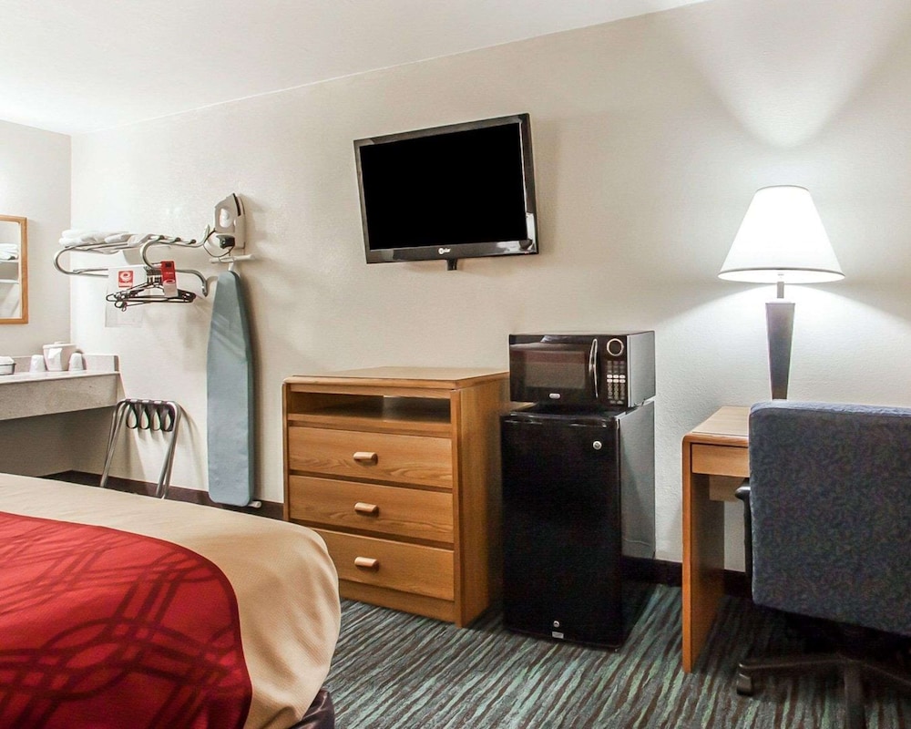 Econo Lodge Inn & Suites Jackson Northwest 38/38