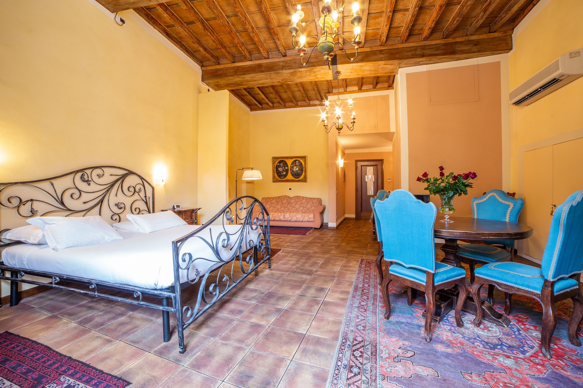 DELUXE, SINGLE BED, SOFA