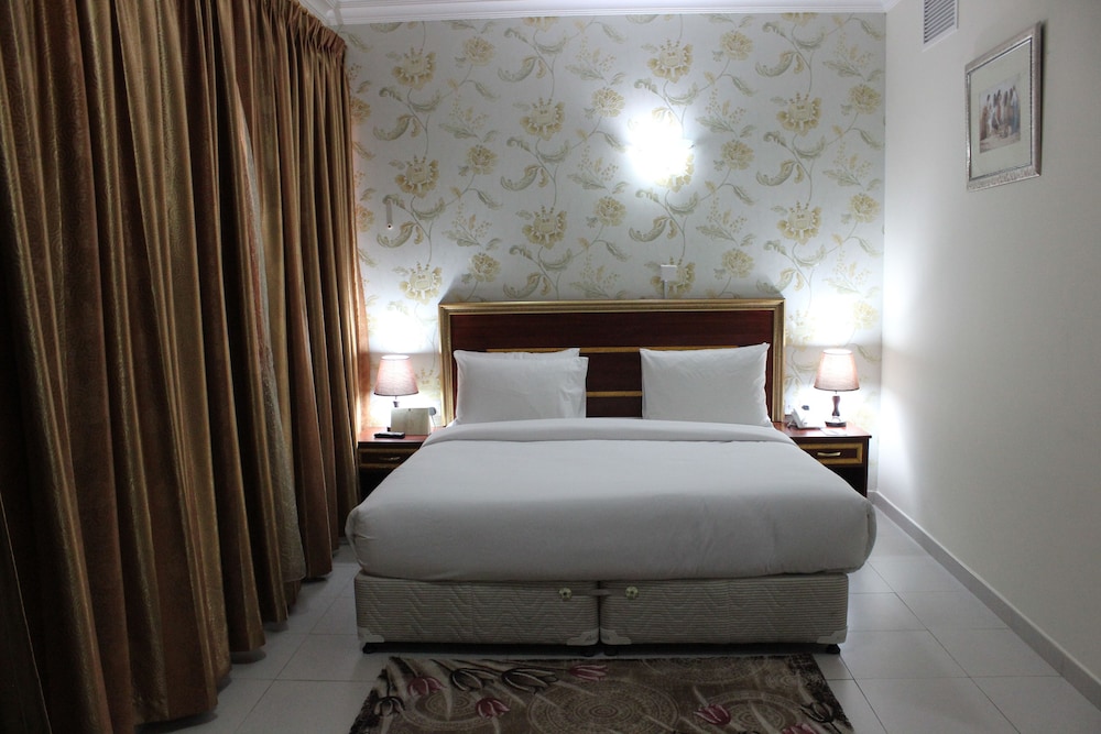 MONTREAL NAIF HOTEL 10/32