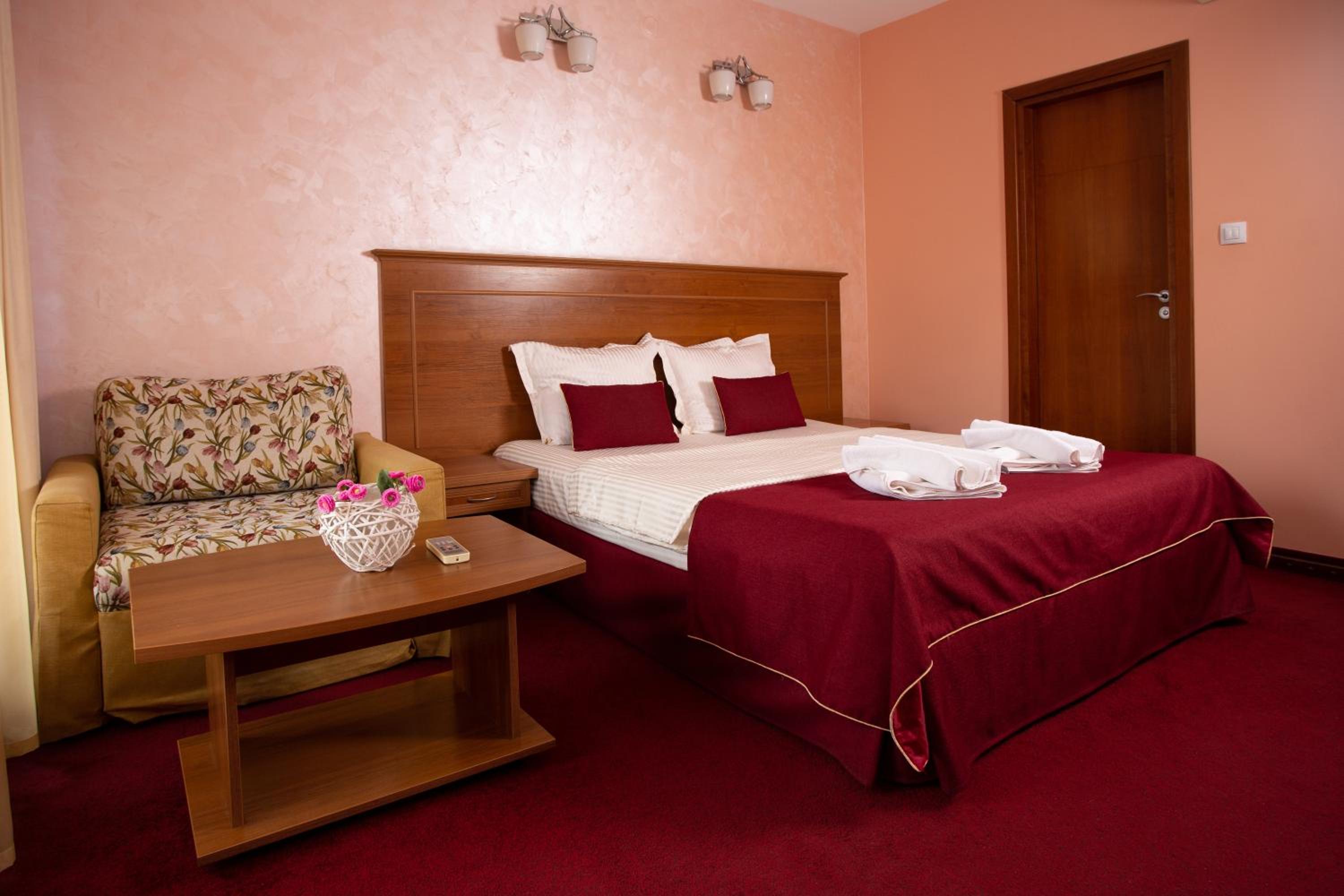 Contessa Hotel 6/45