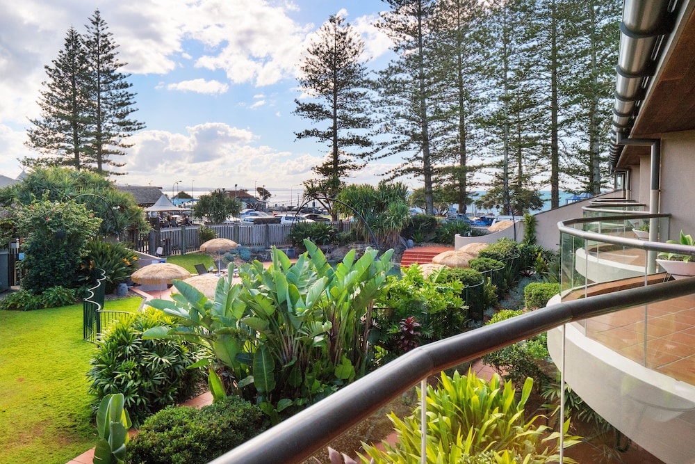 BEACH HOTEL RESORT 55/59