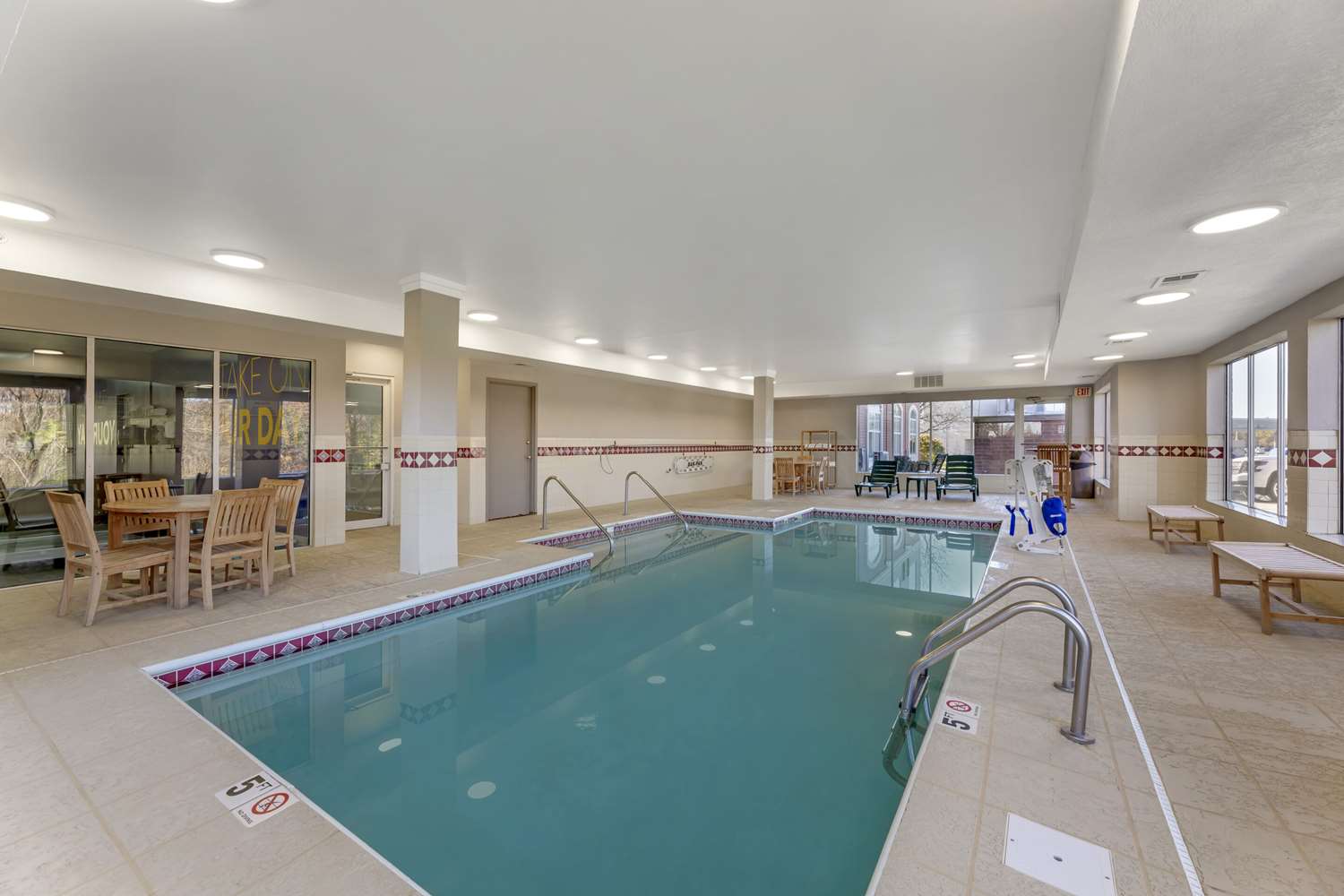 Comfort Inn & Suites Cuyahoga Falls - Akron 4/13