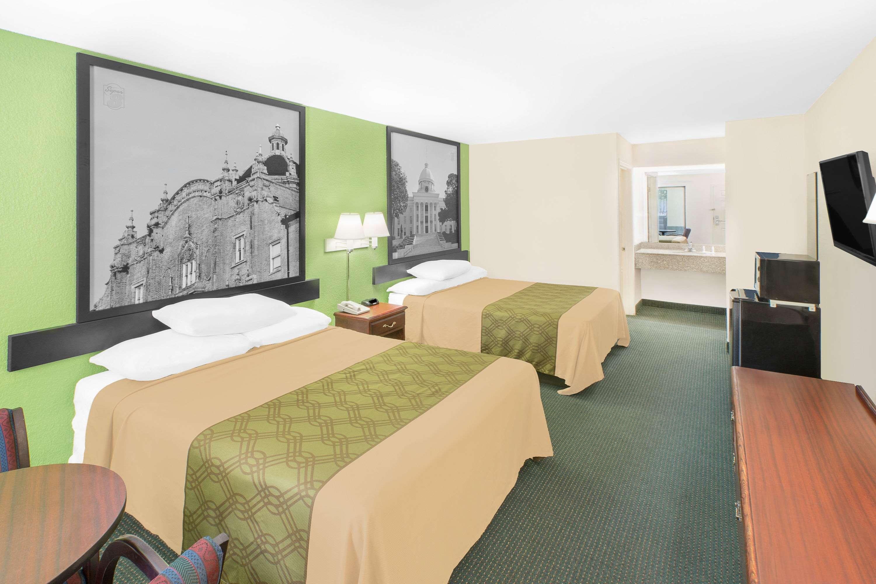 Super 8 by Wyndham Mobile 12/30