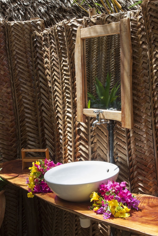 DISTANT RELATIVES ECOLODGE & BACKPACKERS 49/50