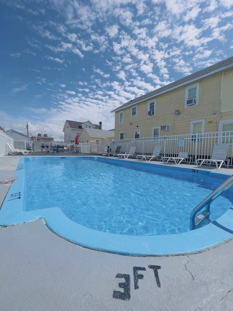 Dry Dock Motel 33/44