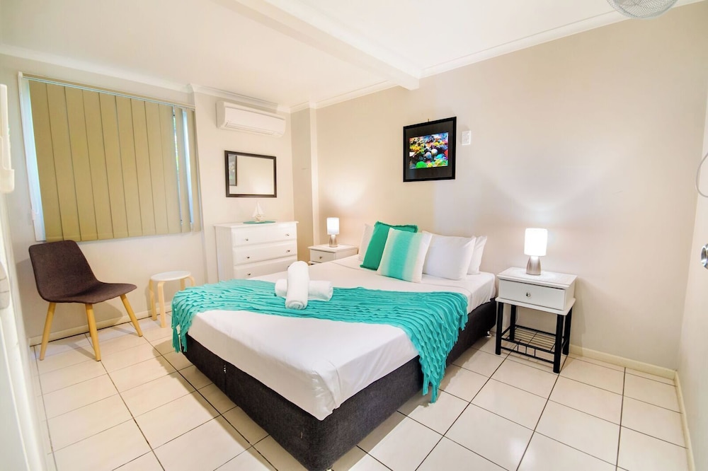 1 Bedroom, Apartment, Twin Beds, Pool View, Airlie Apartments 2/5
