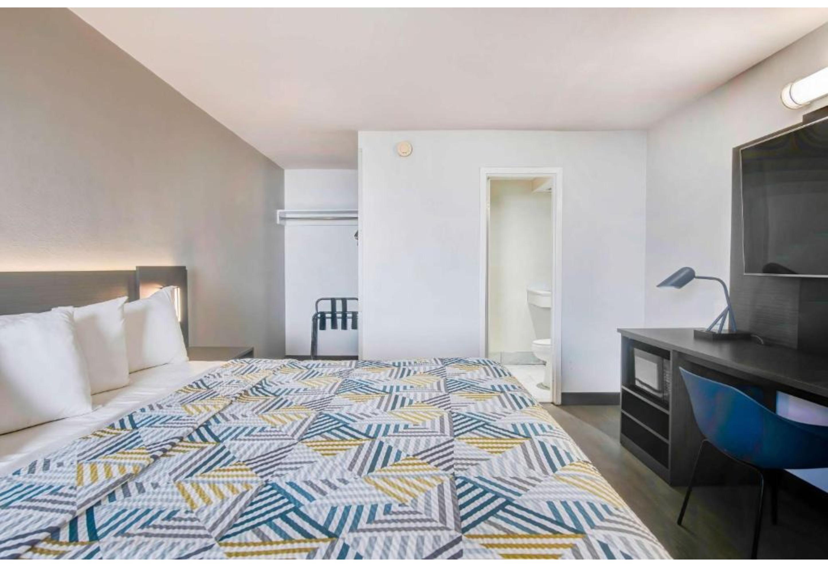 1 King Bed - Smoking, Micfridge