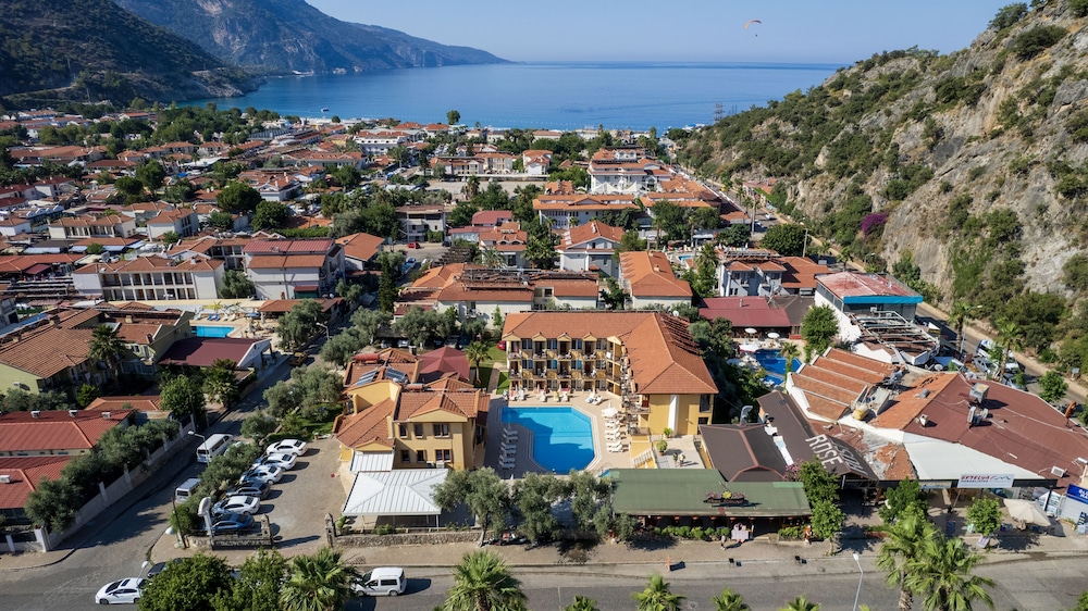 Belcehan Beach Hotel 30/34