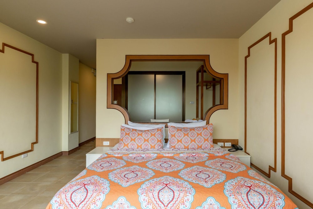 ROYAL PINEAPPLE HOTEL a welcome to wealth and good fortune 10/61