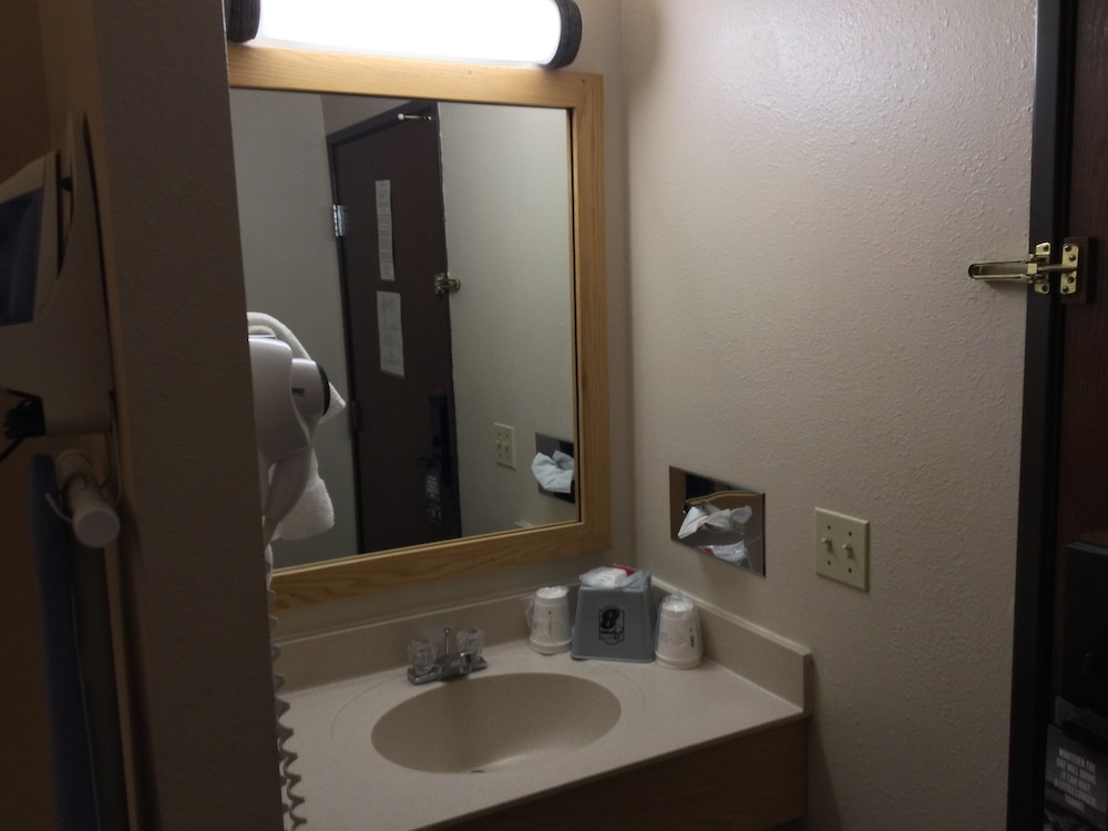 Super 8 by Wyndham Monroe WI 10/54