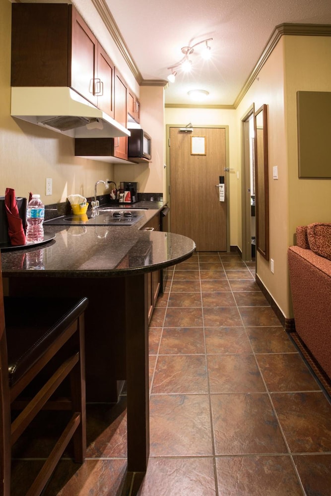 Merit Hotel And Suites 8/66