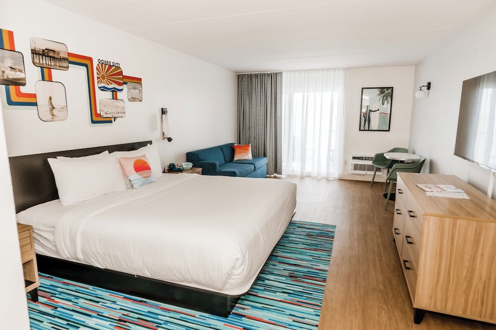 ROOM, 2 QUEEN BEDS, URBAN VIEW, SOFA, BALCONY