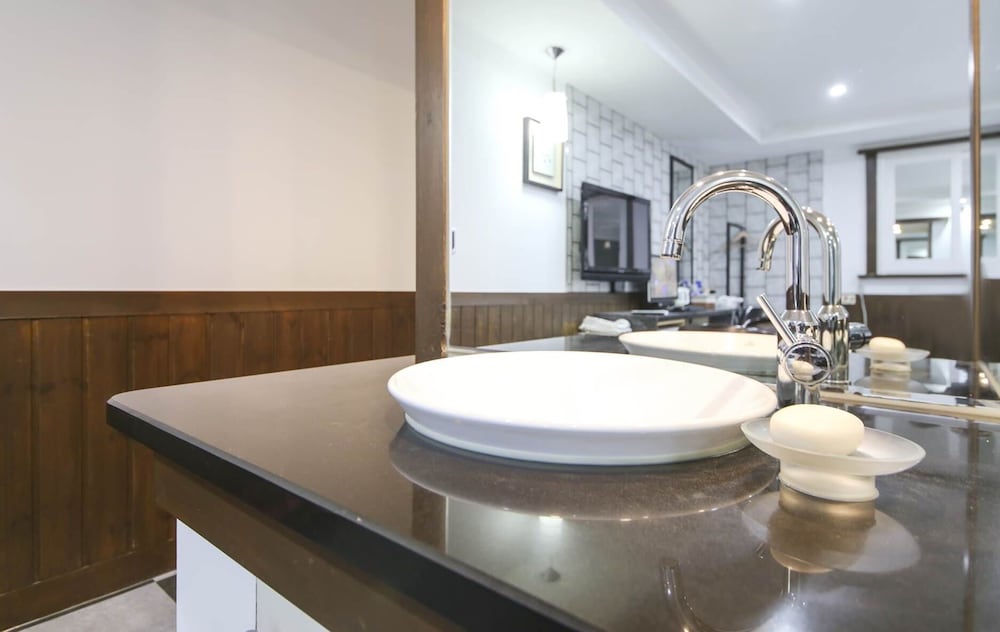 Cheonan Business Hotel 49/50