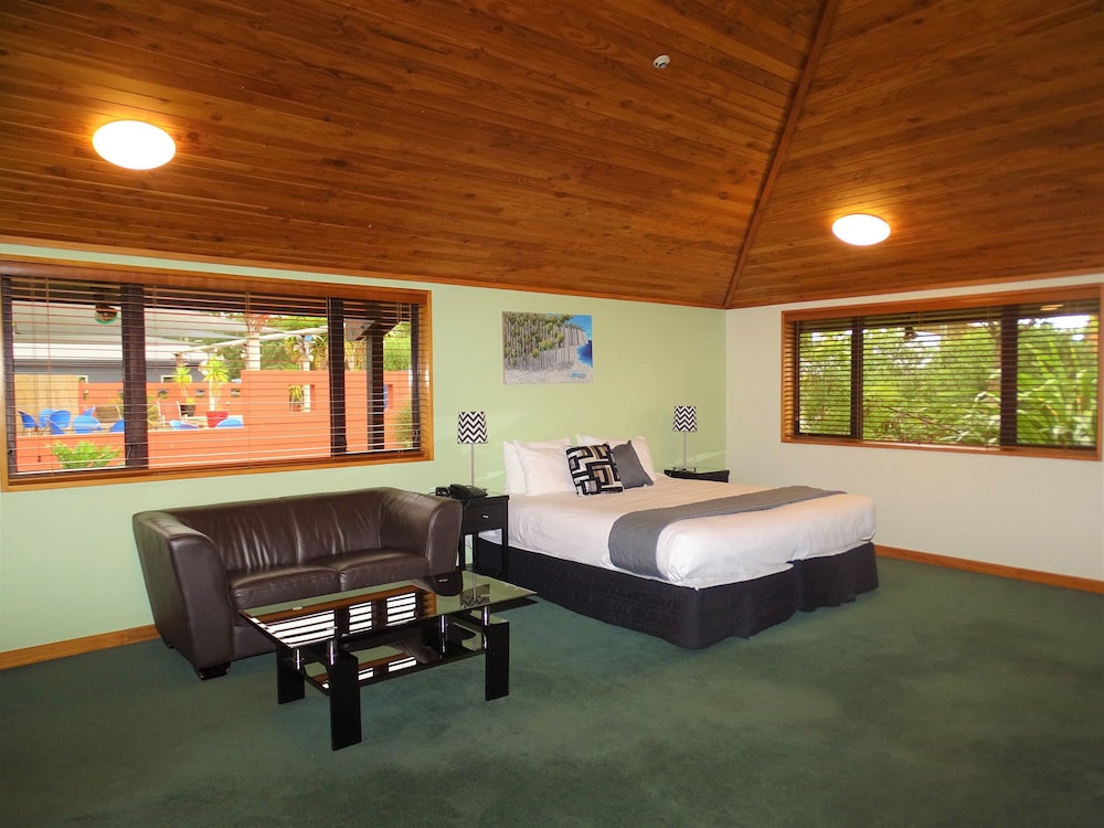 The Marlborough Riverside Hotel 40/48