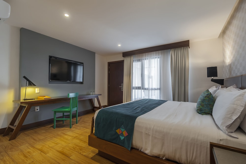 SUITE, QUEEN BED