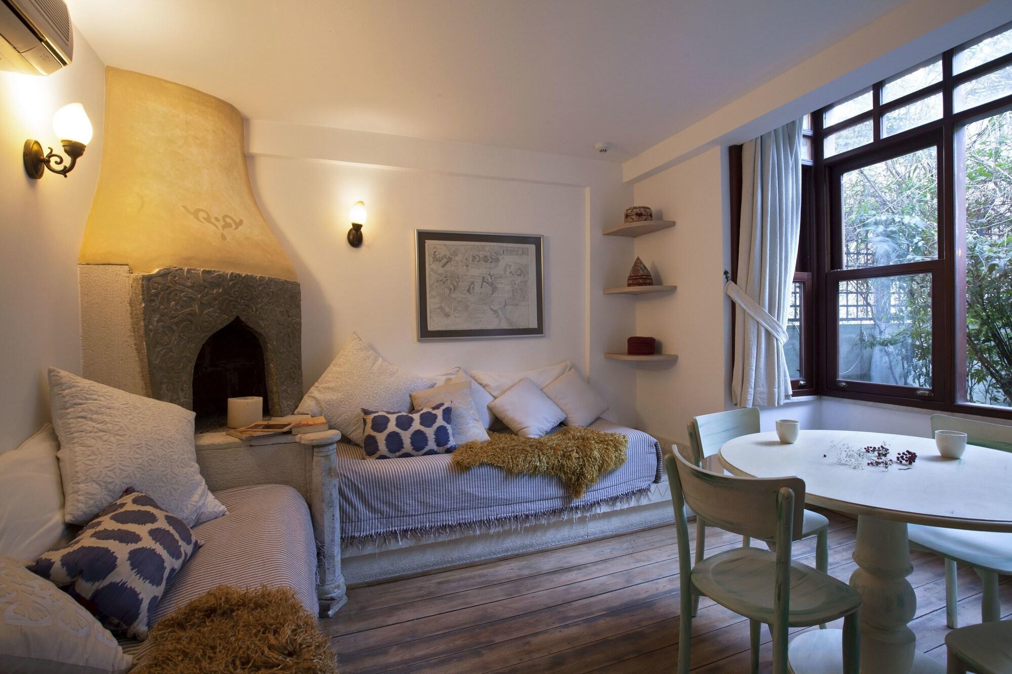 Hotel Empress Zoe 79/100