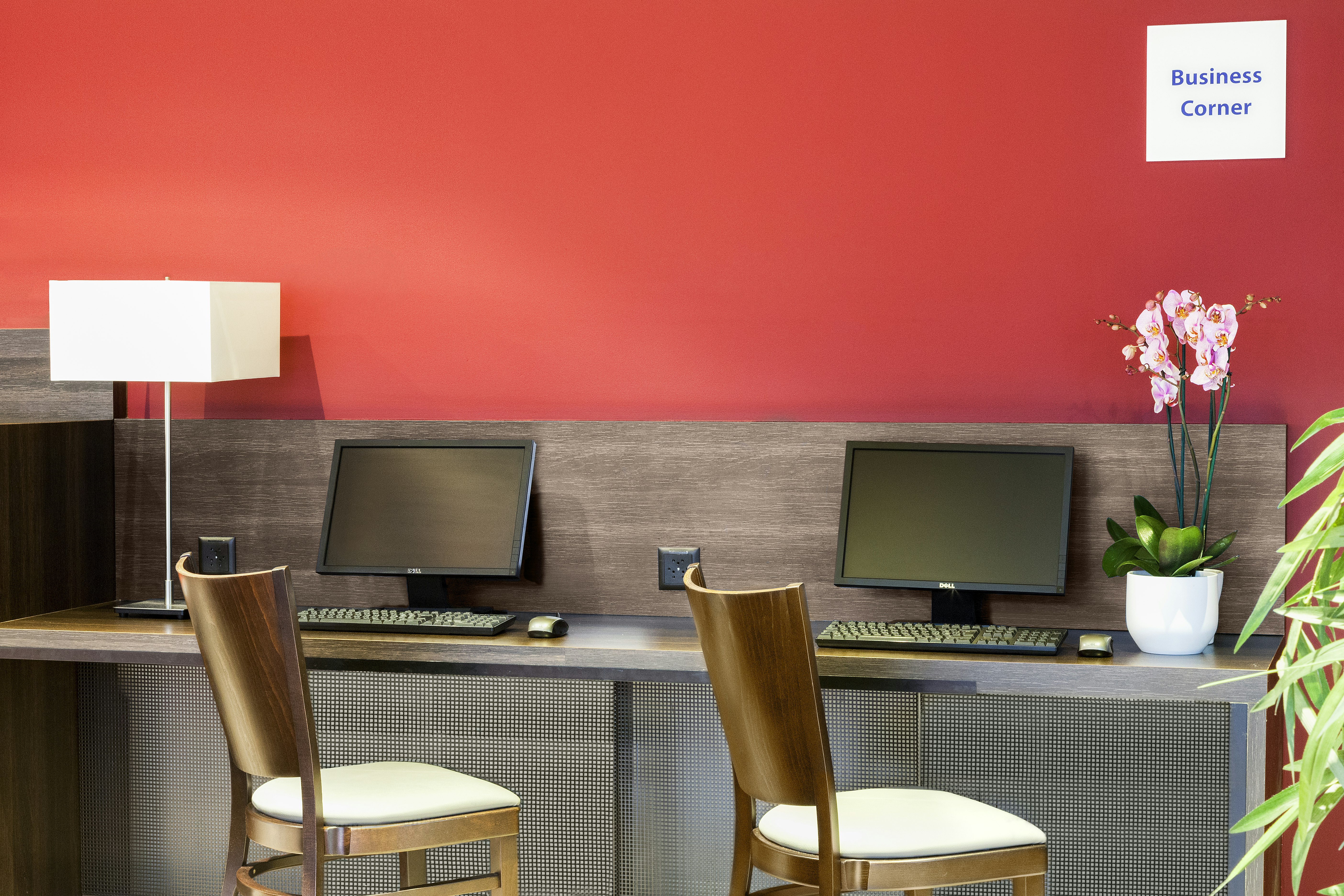 HOLIDAY INN EXPRESS ZURICH AIRPORT 66/80