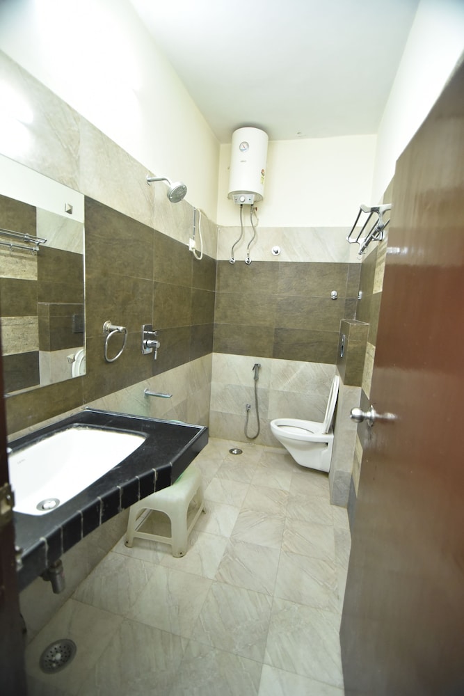 Hotel Vaishnavi 57/58