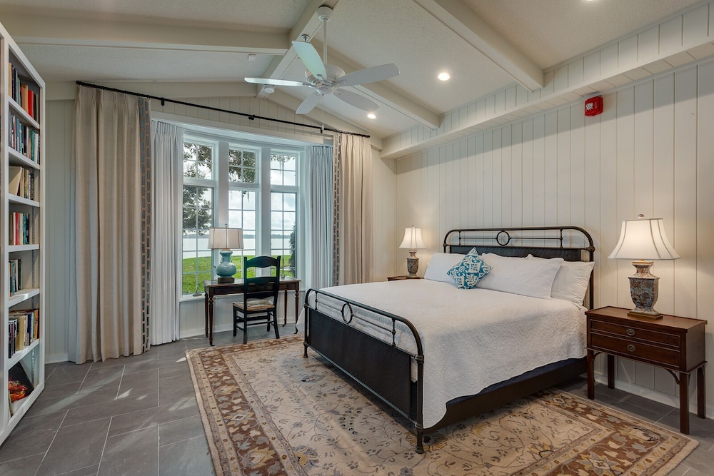 Azaleana Manor 8/48