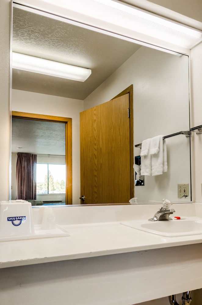 Econo Lodge 4/23