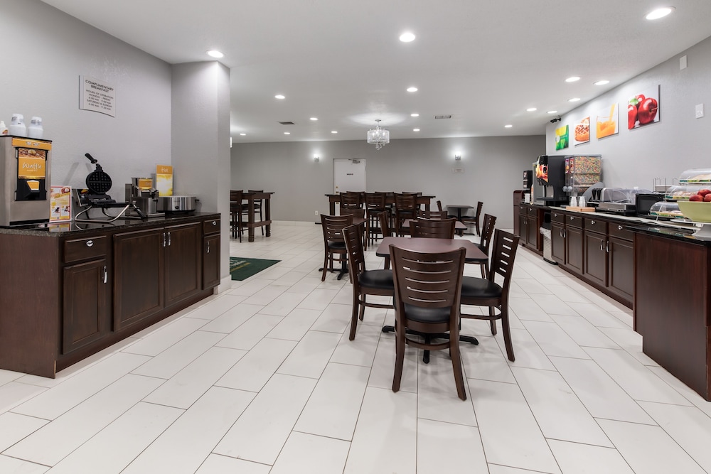 Quality Inn & Suites Cincinnati Uptown Norwood 36/45