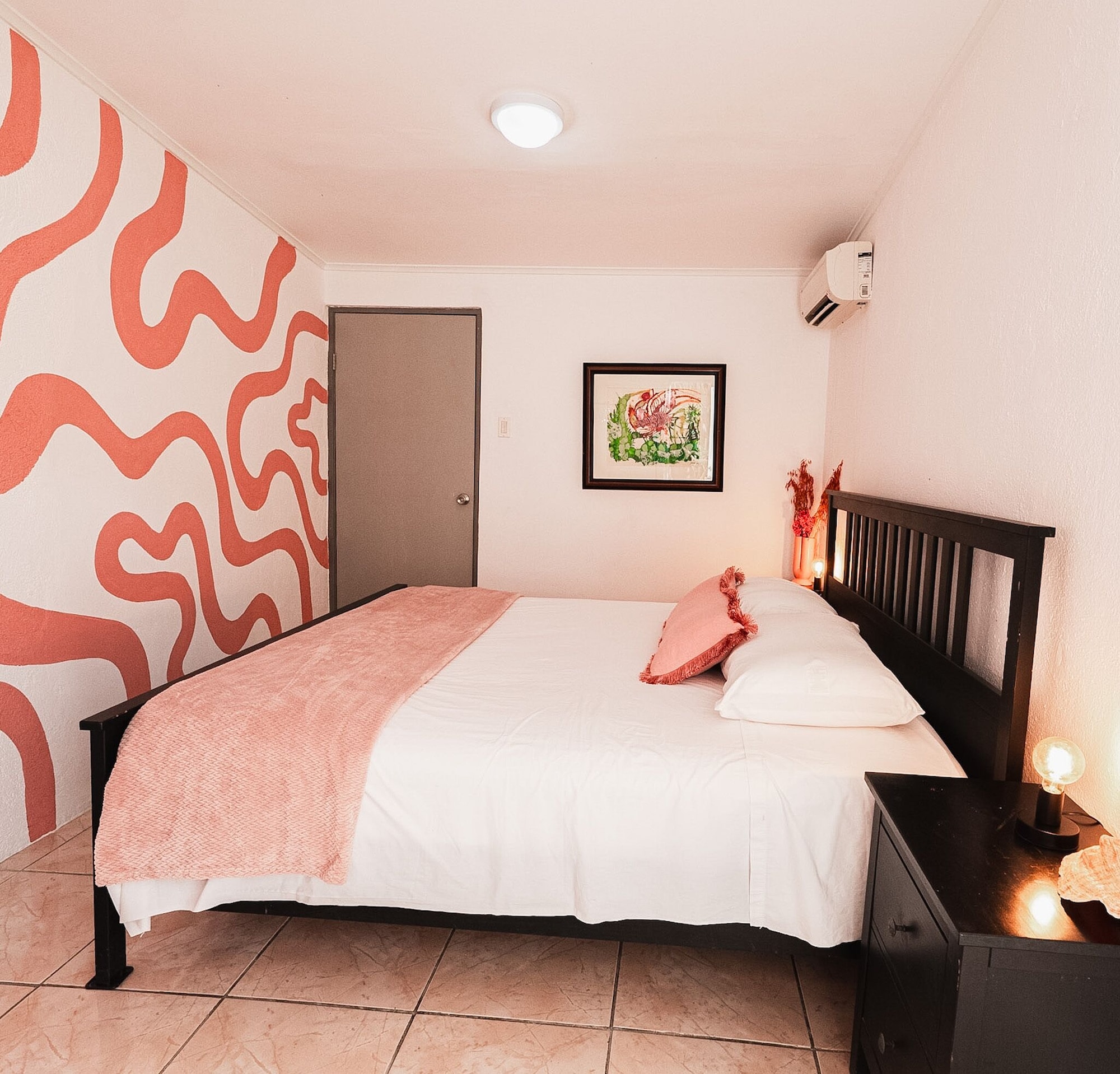 DELUXE, KING BED