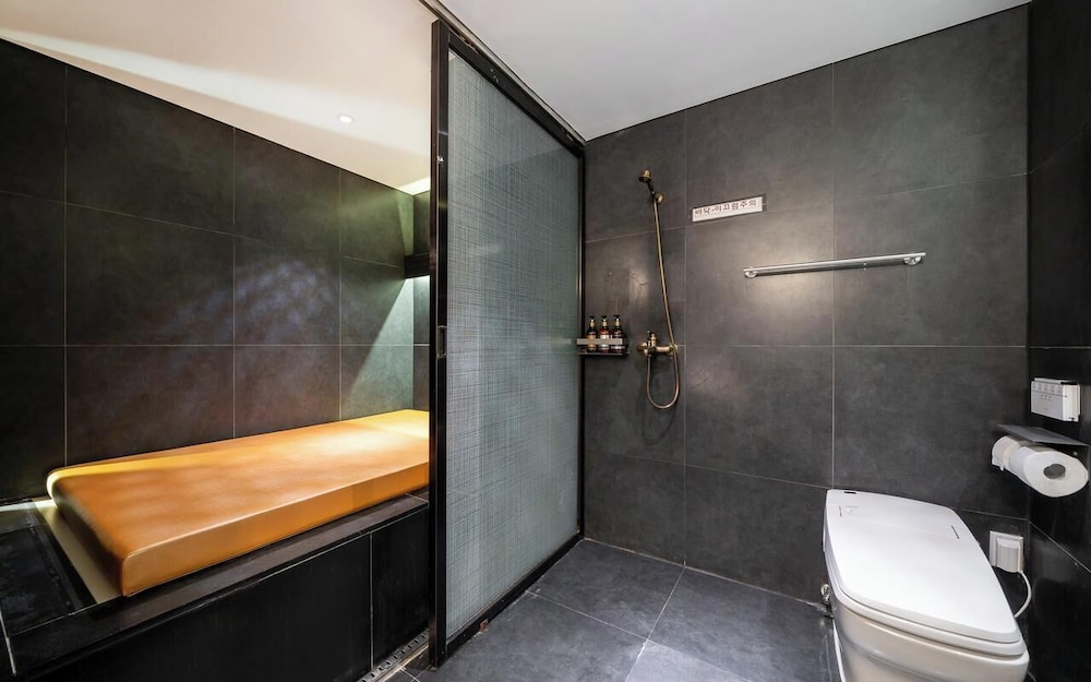 Adlige Hotel 49/54