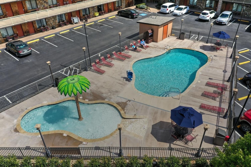 Crossroads Inn & Suites 36/68