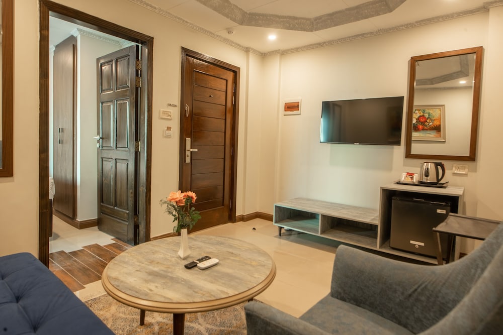 Cecil by Pearl Continental 44/60