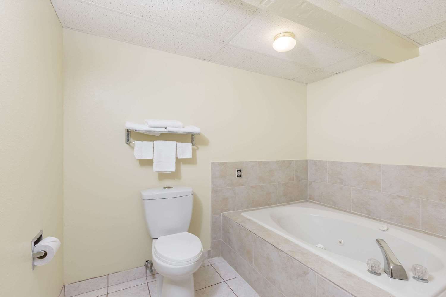 Super 8 by Wyndham Newton 31/32
