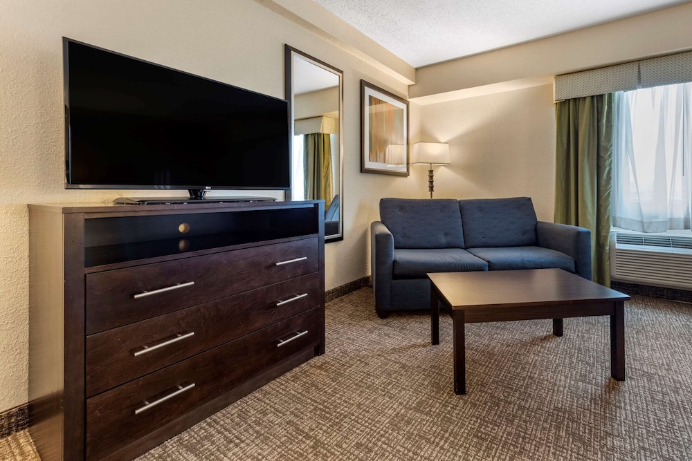Comfort Inn and Suites Butler 22/38