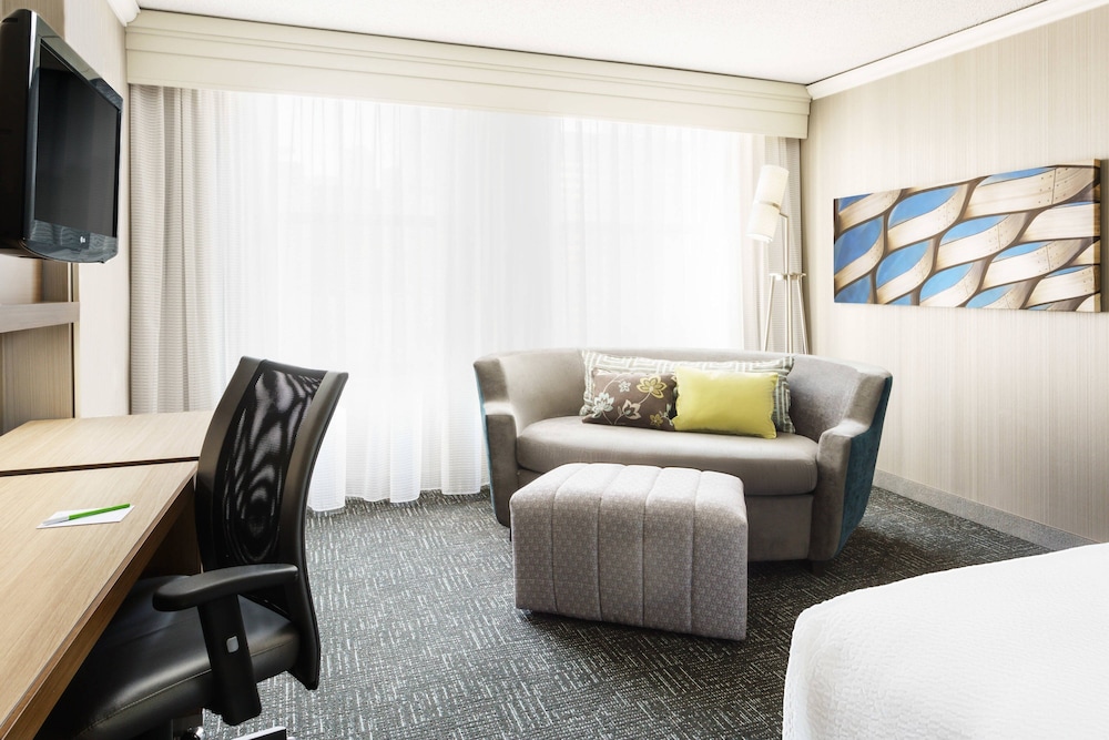 Courtyard Chicago Downtown/Magnificent Mile 44/63